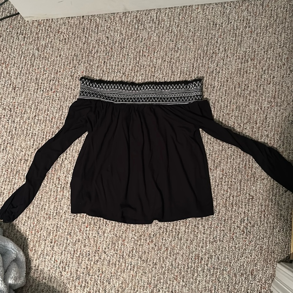 Black off the shoulder long sleeved Forever 21 top. Size S. NWT
